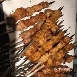 门店不大但很好找，里面空间更小，楼上还建了个阁楼