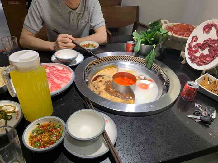 渝岸火锅(广场店)-"大帅哥小新服务非常到位,十分满意,味道也.