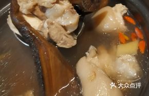 Pork Trotter and Herb Root Soup