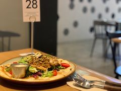 照烧鸡肉配牛油果拉法沙拉-HELLO 27 意面·沙拉·帕尼尼