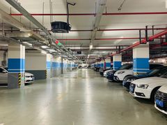 -绿地缤纷城-停车场