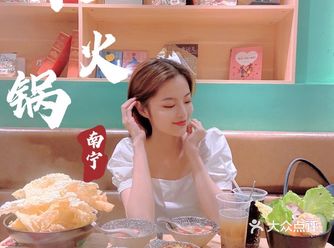 位于新梦一楼的台湾麻辣鸭血火锅店 白色明亮的招牌特别