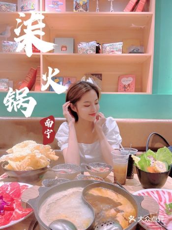 位于新梦一楼的台湾麻辣鸭血火锅店 白色明亮的招牌特别