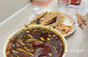 Spicy Vinegar Noodles with Moderate Heat