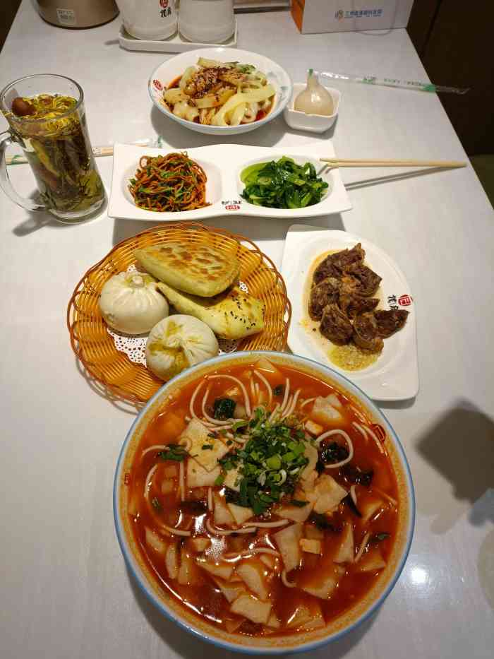 摆府面片-"地址在西关什字亚欧商厦对面,比较好找.店.