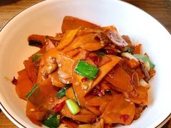 斜刀红萝卜炒肉-钟掌勺忘不了地道湘菜(新天地假日广场店)