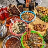 沈阳24k东北人盘腿坐热炕头撸个串