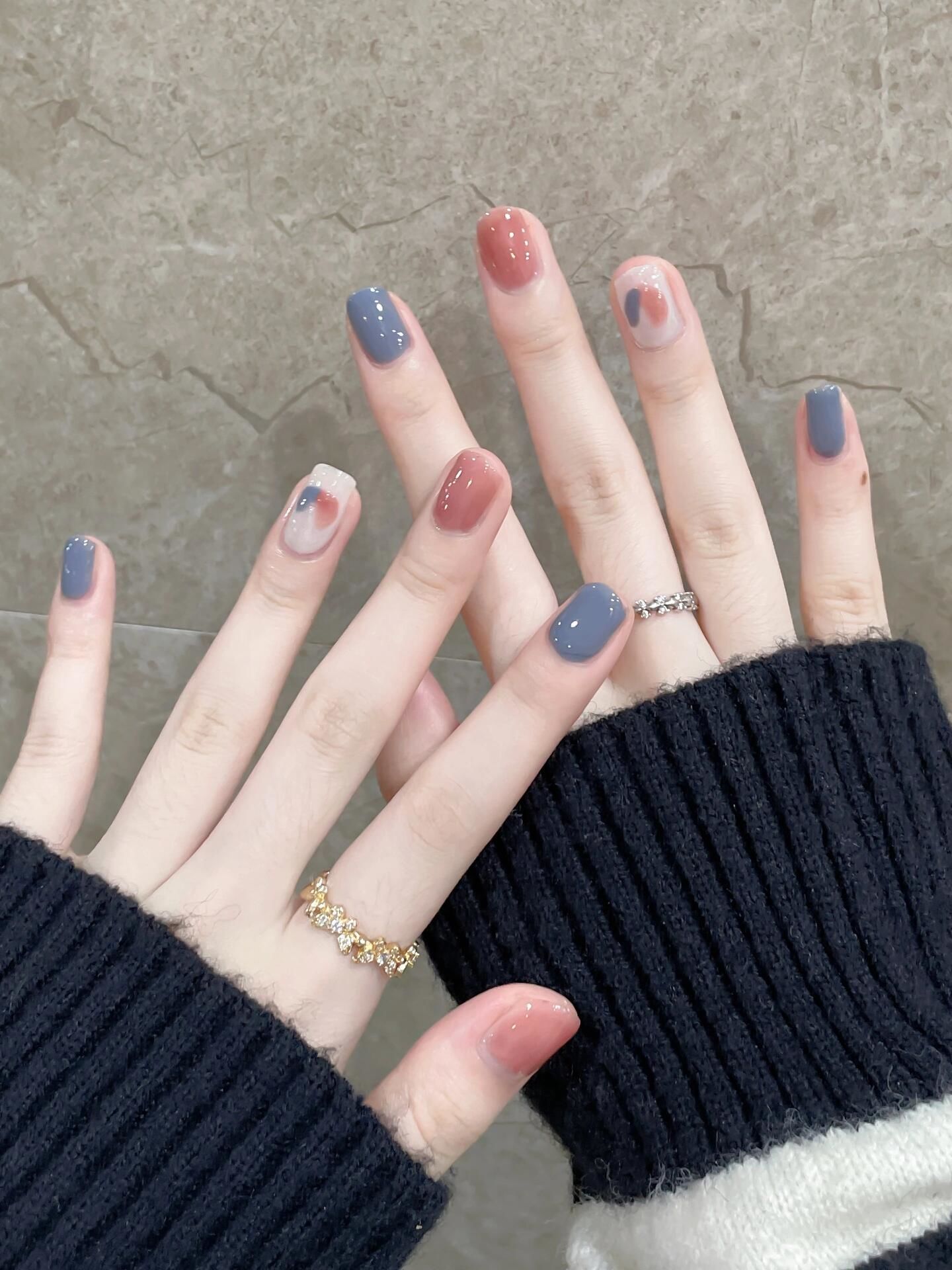 这款蓝粉撞色美甲真的超级惊艳,蓝色神秘,粉色甜美
跳色搭配恰到