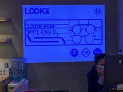 -LOOK眼镜·蔡司依视路配镜(宝山万达店)