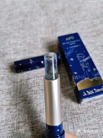 阿芙小王子限定版唇膏。 外观:小王子系列