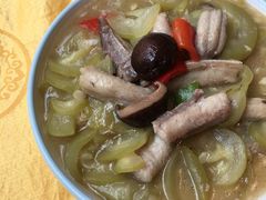 酸瓜焖鲨鱼-东方之猪四更烤乳猪(金垦总店)