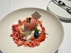 草莓酸奶冰淇淋配奶冻椰片-Bistro Wang 牛排馆