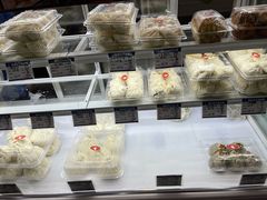 面包甜点陈列柜-白玉兰食品(中山公园龙之梦店)