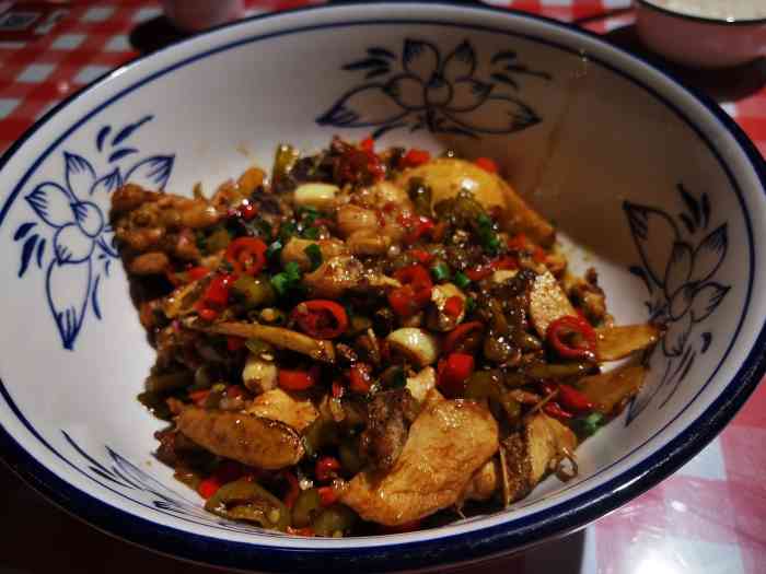 熊师傅腊鲢鱼(庐山路店)-"位置:就在城市风景后门的这条街道上(建业.