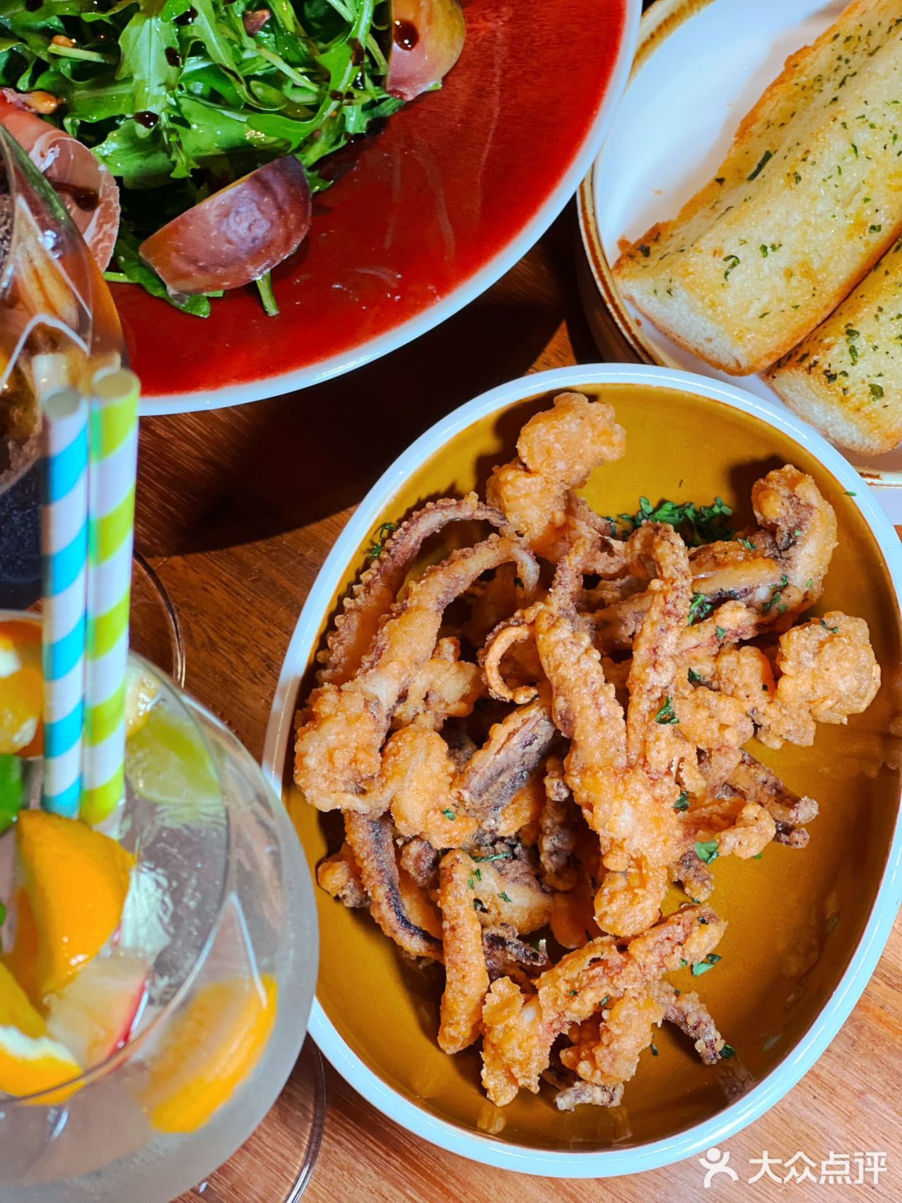 这家西班牙餐厅生意也太火爆了，格调和装修精致且高级