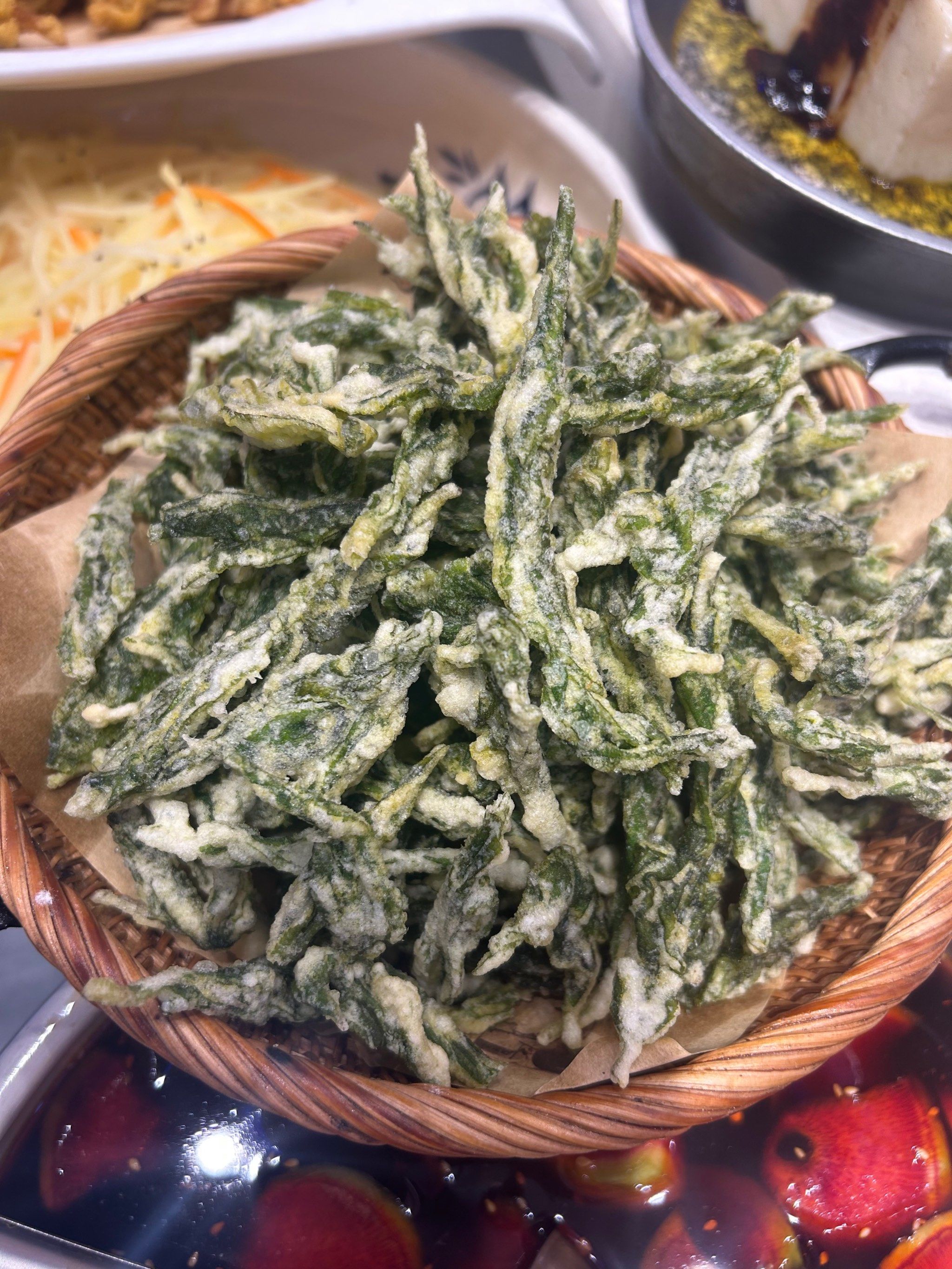 东北的山野菜之一,刺五加 粘上天妇罗粉,味道真的不一样了,因为薄薄一