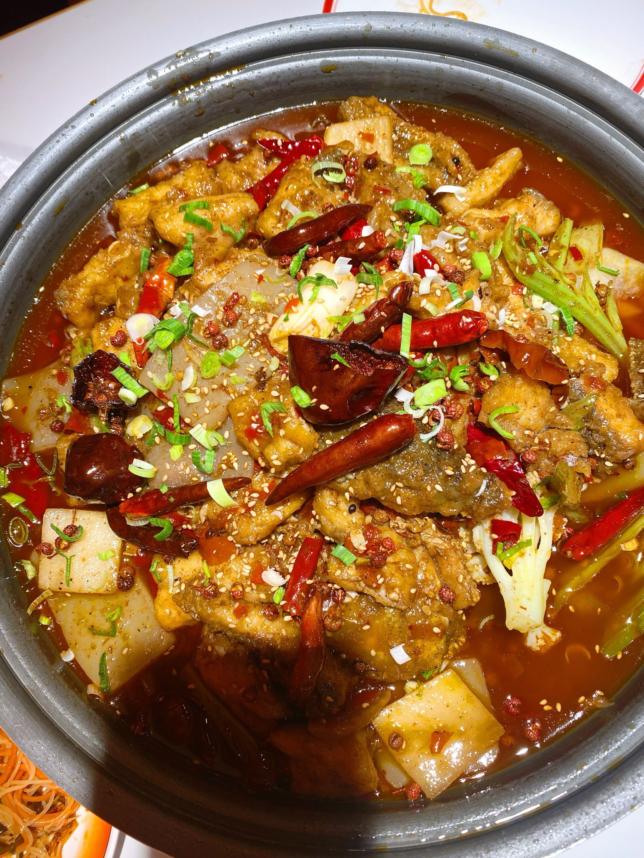 三个人点了三个菜,招牌塘坝鱼,味道和之前的不一样