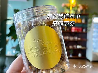 放假了带着孩子来心仪已久的艺蒲甜品坐坐，环境优雅，背景音乐