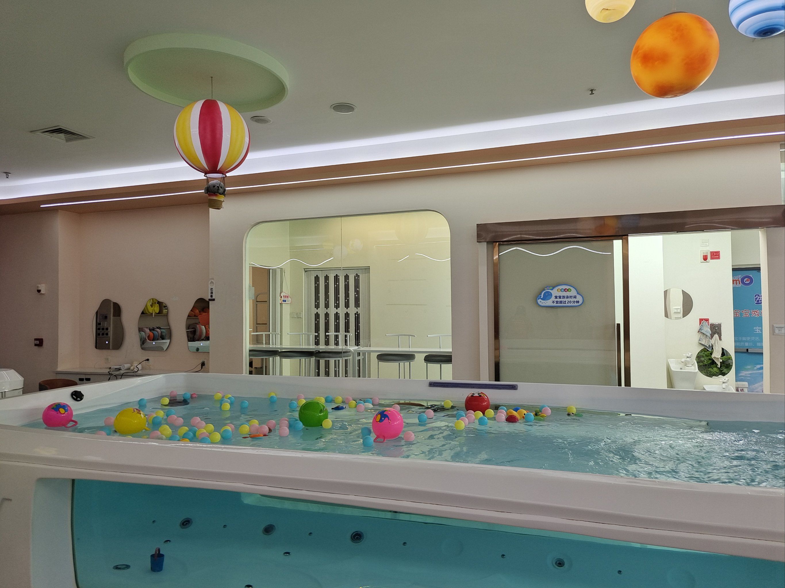 婴儿泳技初体验