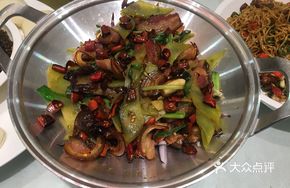 Preserved Pork with Garlic Chives and Lettuce Stir-fry