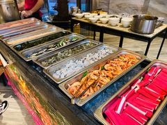 自助取餐区-三亚湾皇冠假日度假酒店·临风大堂酒廊