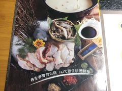 -洪氏嗨捞·广东猪肚鸡·椰子鸡火锅(西咸万象城店)