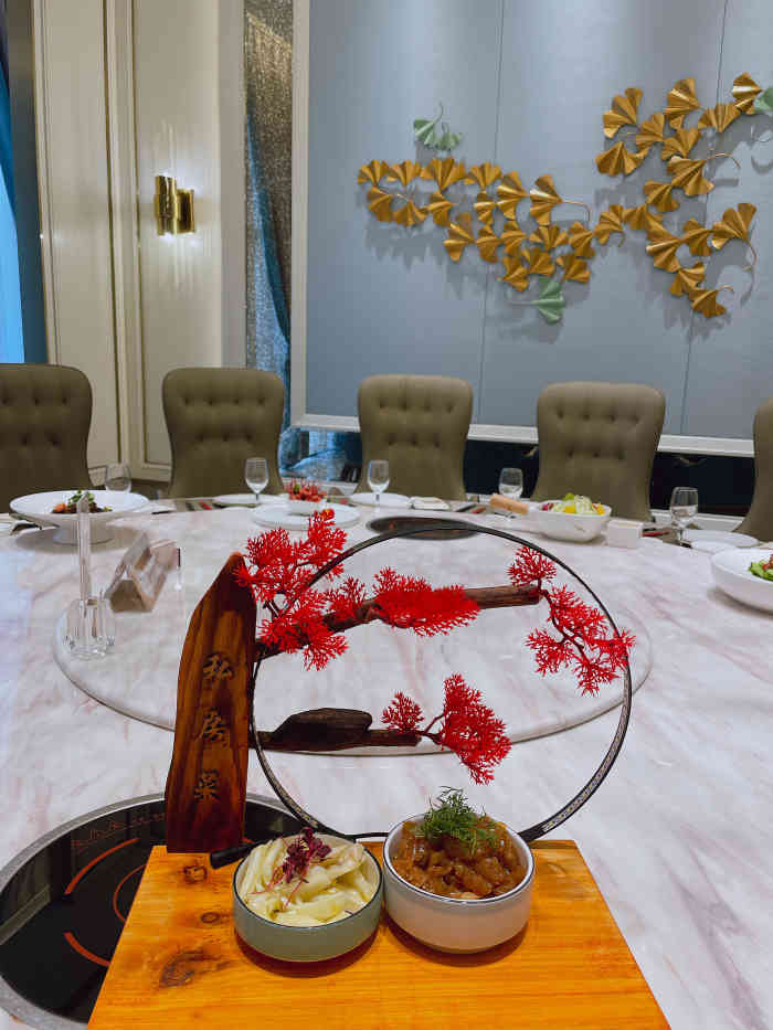 季是今年新开的酒店在广益宁海里那里停车的地方还是很大的来参加婚宴