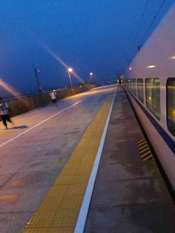 灵石东站-"好小的高铁站,售票处只有两台售票机,一个.