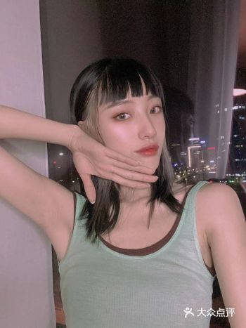 冷色系双色挂耳染 温柔中的酷感