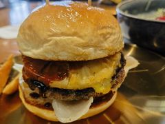 焦糖烤菠萝牛肉汉堡-魏斯理汉堡(西安沣东吾悦店)