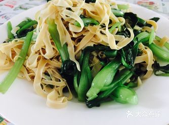 简单清爽，夏日必备菜品～豆腐皮炒青菜