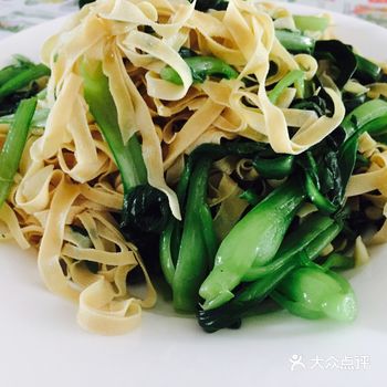 简单清爽，夏日必备菜品～豆腐皮炒青菜
