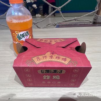 小 朋友也挺喜欢吃，满满一盒子 ＃乍鸡＃乐汴京炸
