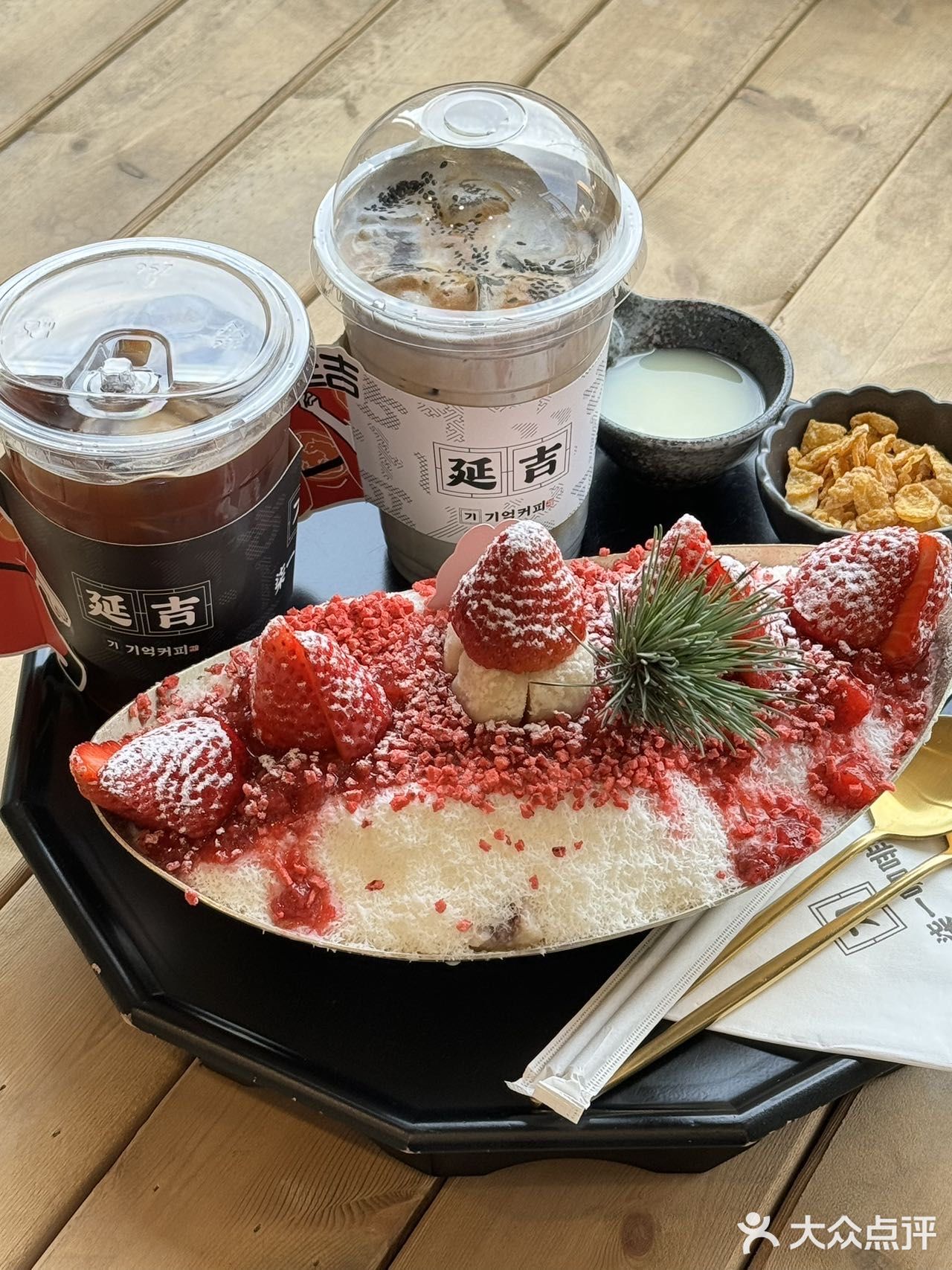 店里不仅有“延吉”咖啡还有好吃的韩式传统甜品