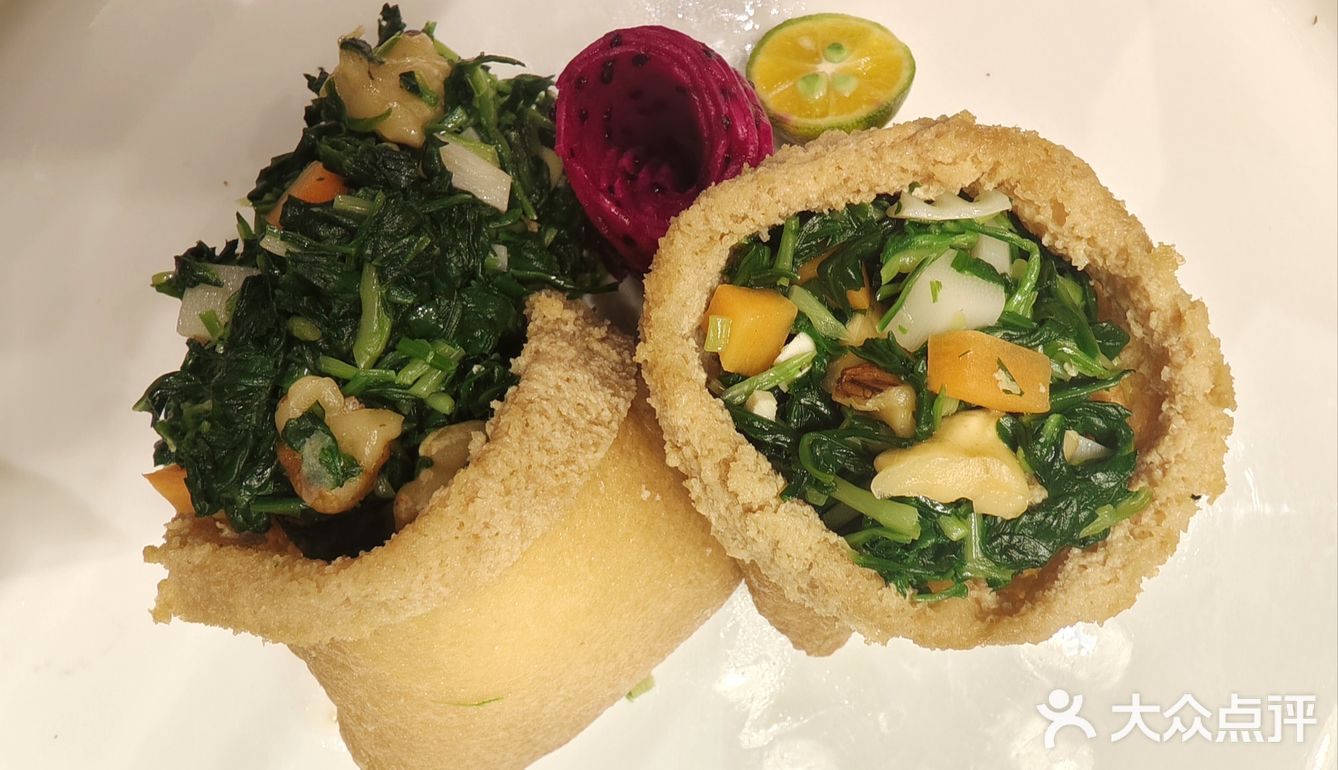 这家文化主题餐厅以其独特的设计和氛围深深吸引了我