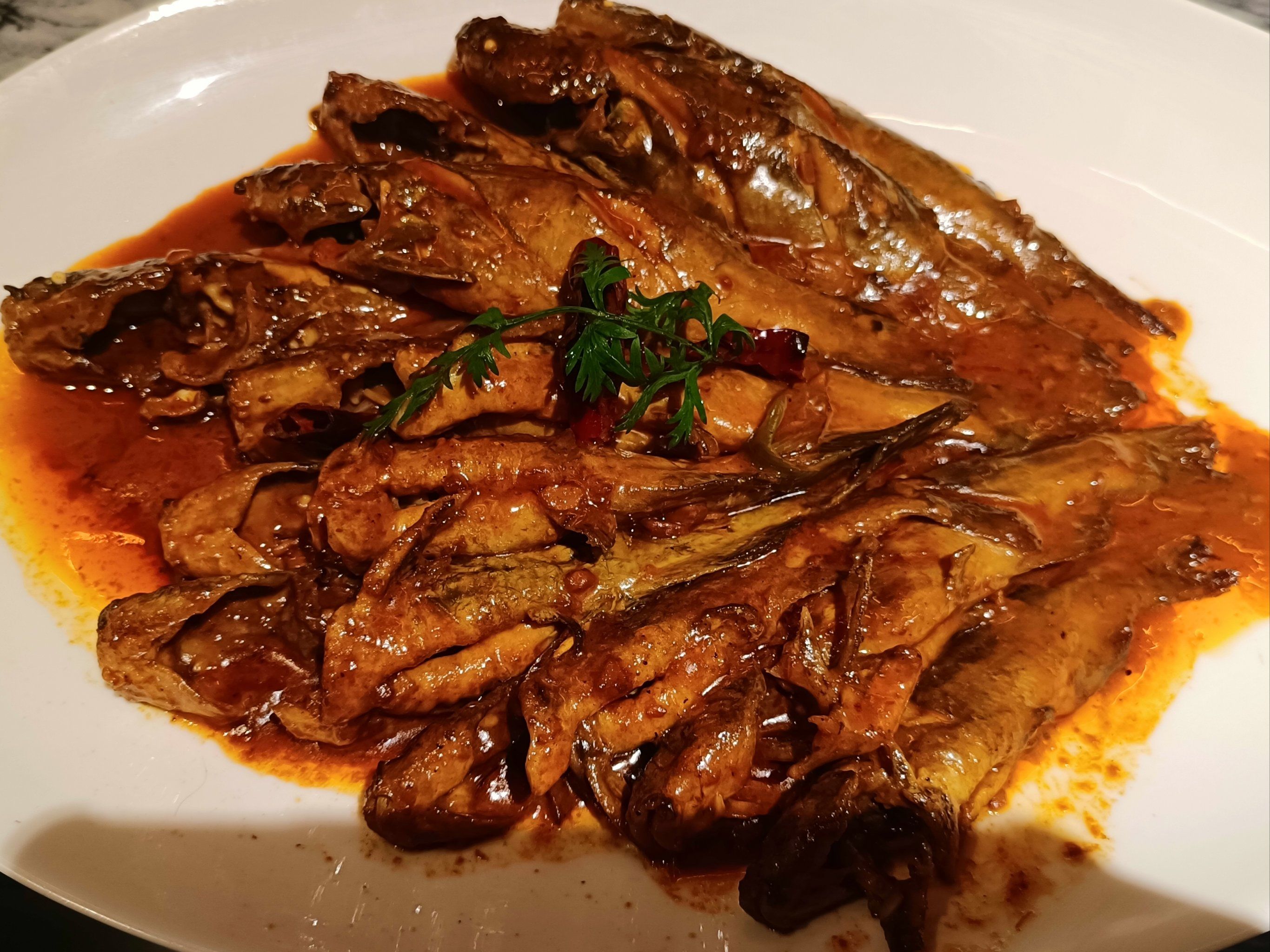 福成厚江鱼宴 酱焖嘎牙子是一道令人垂涎欲滴的美味佳肴