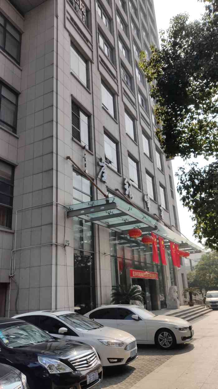 雪峰银座大厦-"雪峰银座大厦就在滨江星光大道这里,高二十.