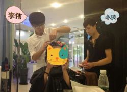 发型师李伟和助理小贝-尚·丹尼Hair