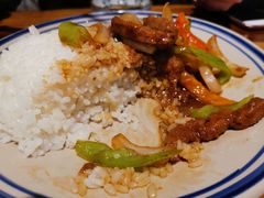 蚝油牛柳盖饭-汤去三面(骆驼店)