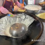 招呼着就坐下开始点餐 因为坐在室外