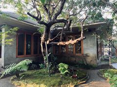 -Chom Cafe and Restaurant