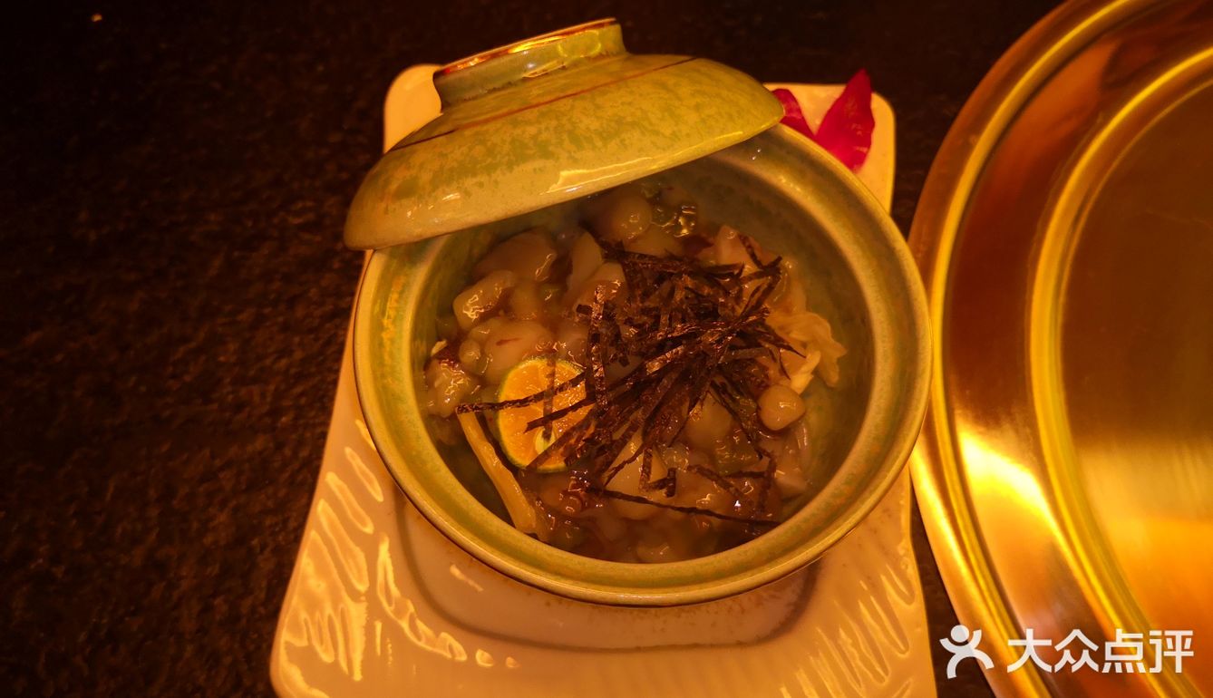 牛眼肉和五花肉肥瘦相间，经服务员的烤炙，香气扑鼻
