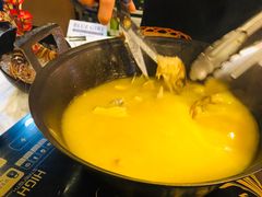 浓厚原只鸡煲花胶汤-鲜入围煮花胶鸡海鲜火锅