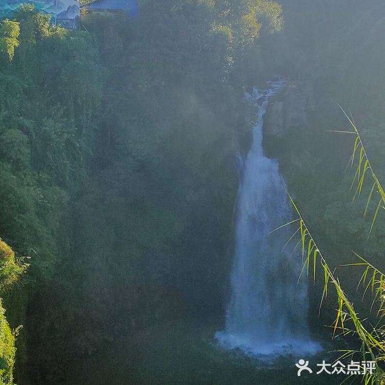 应朋友相邀，终于四人成行来到腾冲，清晨驱车来叠水河瀑