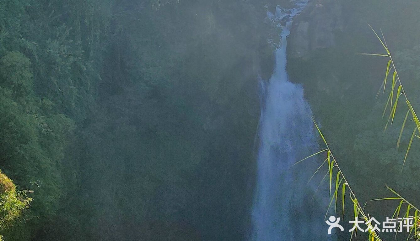 应朋友相邀，终于四人成行来到腾冲，清晨驱车来叠水河瀑