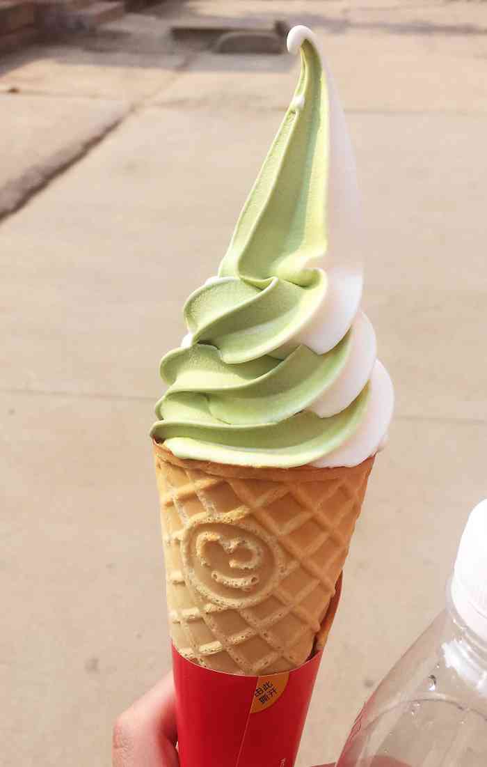 蜜雪冰城·新鲜冰淇淋·茶饮(宽厚里店)-"位置在宽厚里,玻璃广场旁边