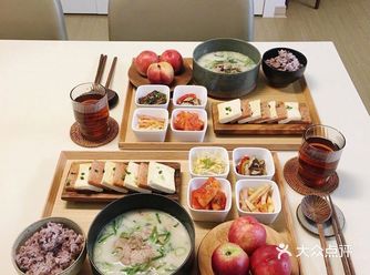 又是元气满满的一天！ 煎火腿豆腐：火腿和豆腐切整齐摆