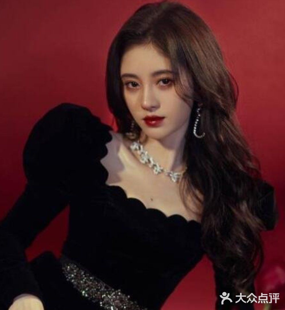 港风复古卷发发型 烫大波浪打造妩媚女神