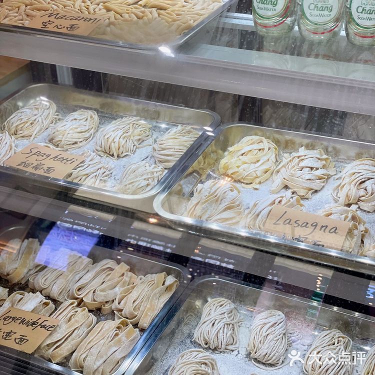 有两层，点了三碗主推意面，一款是黑松露海鲜意面