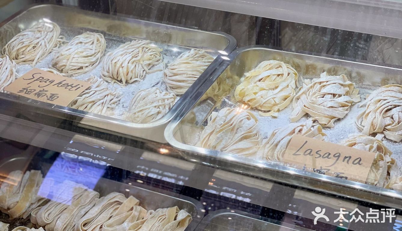 有两层，点了三碗主推意面，一款是黑松露海鲜意面